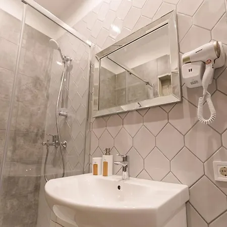 Vintage 1br In Quiet Center Of Lejlighed *