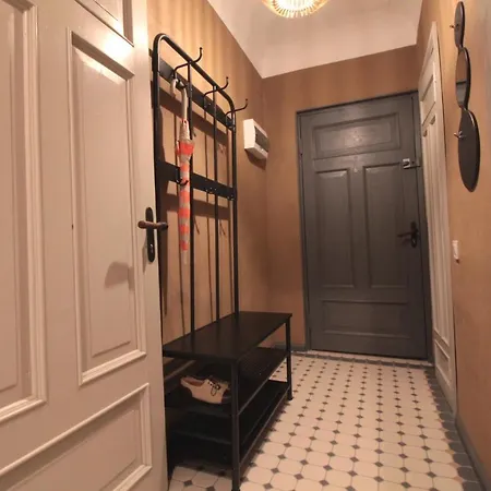 Vintage 1br In Quiet Center Of