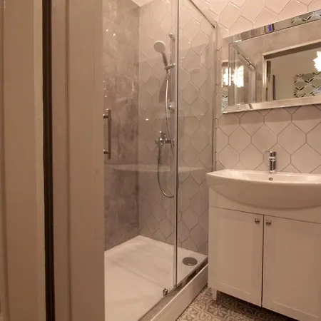 Vintage 1br In Quiet Center Of