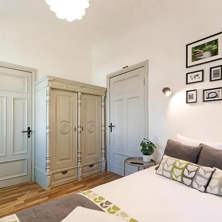 Vintage 1br In Quiet Center Of Riga