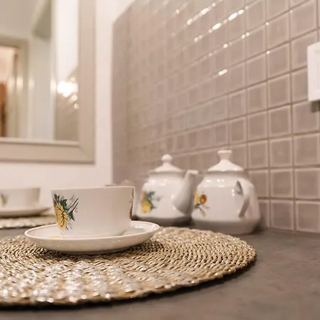 Vintage 1br In Quiet Center Of