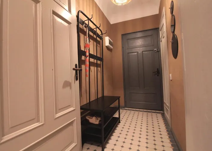 Vintage 1br In Quiet Center Of