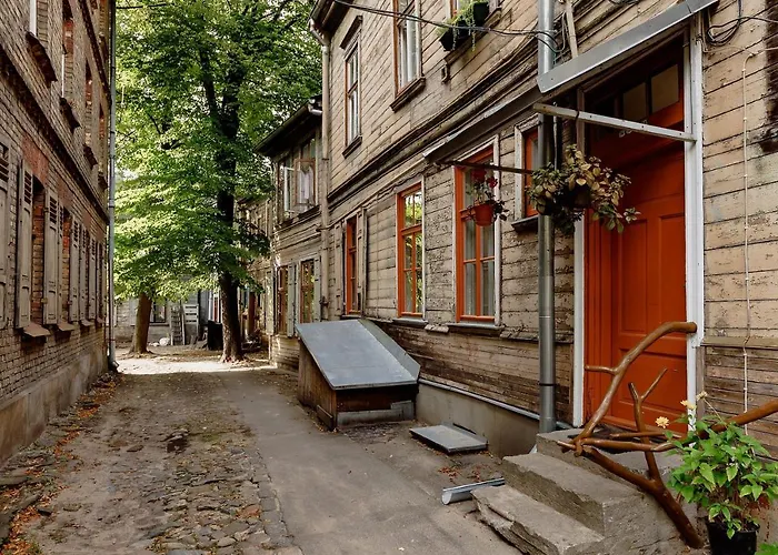 Vintage 1br In Quiet Center Of *