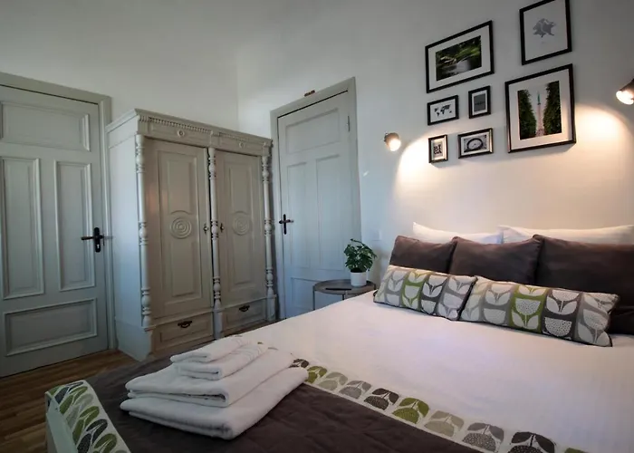 Vintage 1br In Quiet Center Of