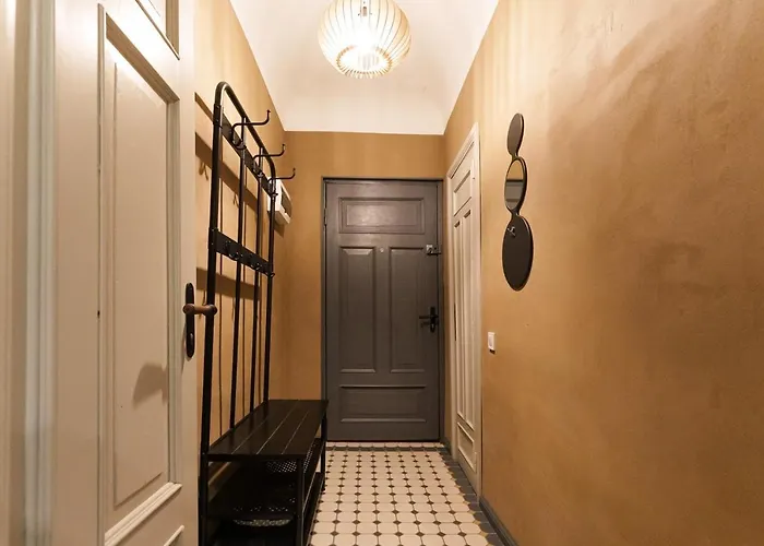 Vintage 1br In Quiet Center Of Apartment