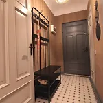 Vintage 1br In Quiet Center Of
