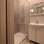 Vintage 1br In Quiet Center Of