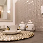 Vintage 1br In Quiet Center Of