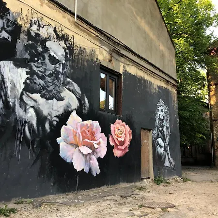 Vintage 1br In Quiet Center Of Dzīvoklis *