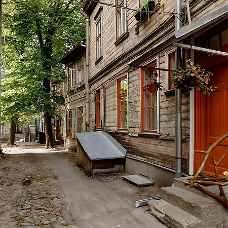 Vintage 1br In Quiet Center Of *