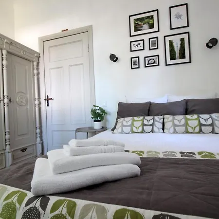 Vintage 1br In Quiet Center Of *