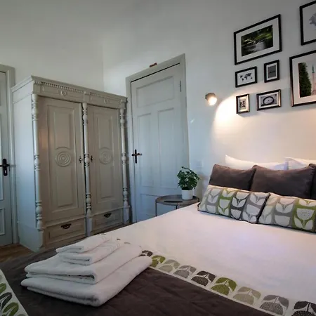 Vintage 1br In Quiet Center Of