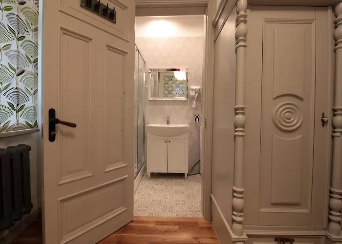 Vintage 1br In Quiet Center Of Dzīvoklis Riga