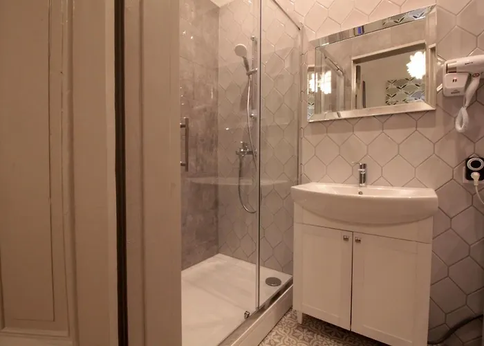 Vintage 1br In Quiet Center Of