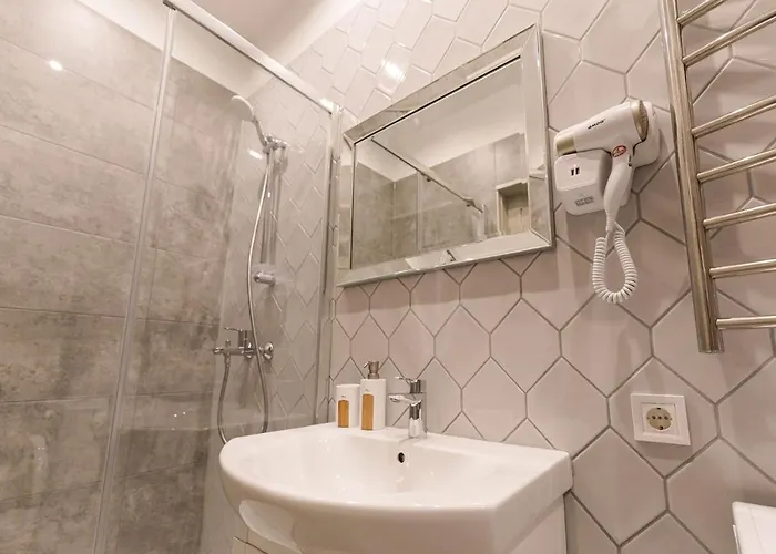 Vintage 1br In Quiet Center Of Dzīvoklis *