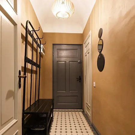 Vintage 1br In Quiet Center Of Apartment